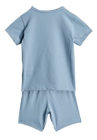 Svetlomodrý bavlnený top s krátkym rukávom a zodpovedajúce šortky. Jednoduchý dizajn s jemnou textúrou; bez vzorov alebo ozdôb.