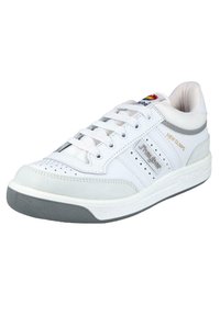 Zapatilla blanca de cuero perforado, con acentos grises y cordones planos. Presenta un cuello acolchado y un detalle de logo grabado en el lado.