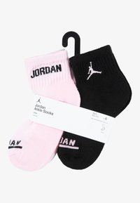 Kotníkové ponožky v růžové a černé barvě, s nápisem "JORDAN" a logem Jumpman. Vyrobené z látky s žebrovanou texturou, vhodné pro běžné nošení.