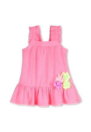 Robe rose sans manches avec bretelles à volants et ourlet évasé. Présente des accents floraux colorés sur le devant en tissu.