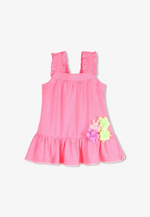 Vestido rosa sin mangas con tirantes fruncidos y un dobladillo acampanado. Presenta detalles florales coloridos en la parte delantera hechos de tela.
