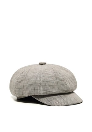 Szara czapka typu newsboy w kratę, z okrągłym guzikiem na górze i krótkim daszkiem z przodu, przedstawiona na białym tle.