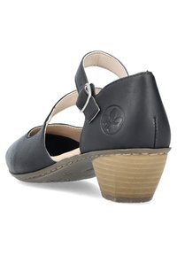 Sandale à talon en cuir noir avec bride de cheville, finition lisse, design découpé et talon en bois. Présente un logo embossé sur le talon.