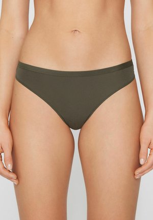 Olivgrüner Bikini-Slip aus glattem Stoff, mit niedrigem Bund und weichen Nähten entlang der Kanten.