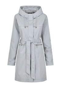 Veste de pluie gris clair avec une silhouette ajustée, une capuche à cordon de serrage, des poches zippées et une ceinture à la taille. Tissu lisse et brillant.