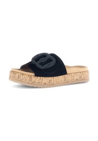 Zwarte schuifsandaal van suede met een kurken zool, voorzien van een dikke zwarte gesp en een gestructureerd kurkdetail. Laag profiel ontwerp.