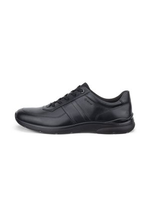 Scarpa casual nera in pelle con lacci, suola imbottita e fodera impermeabile e traspirante Gore-Tex, vista laterale su sfondo bianco.