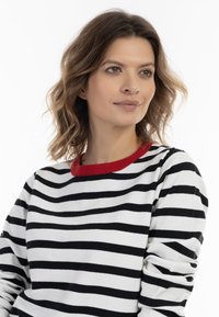 Maglietta a maniche lunghe a righe in bianco, nero e rosso. Presenta un colletto a coste rosso e righe orizzontali nere su uno sfondo bianco.