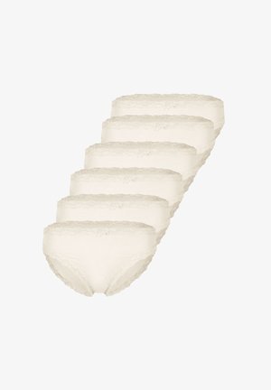 Sechs Paar weiße Damen-Slips mit Spitzenbesatz, gestaffelt auf einem weißen Hintergrund angeordnet.