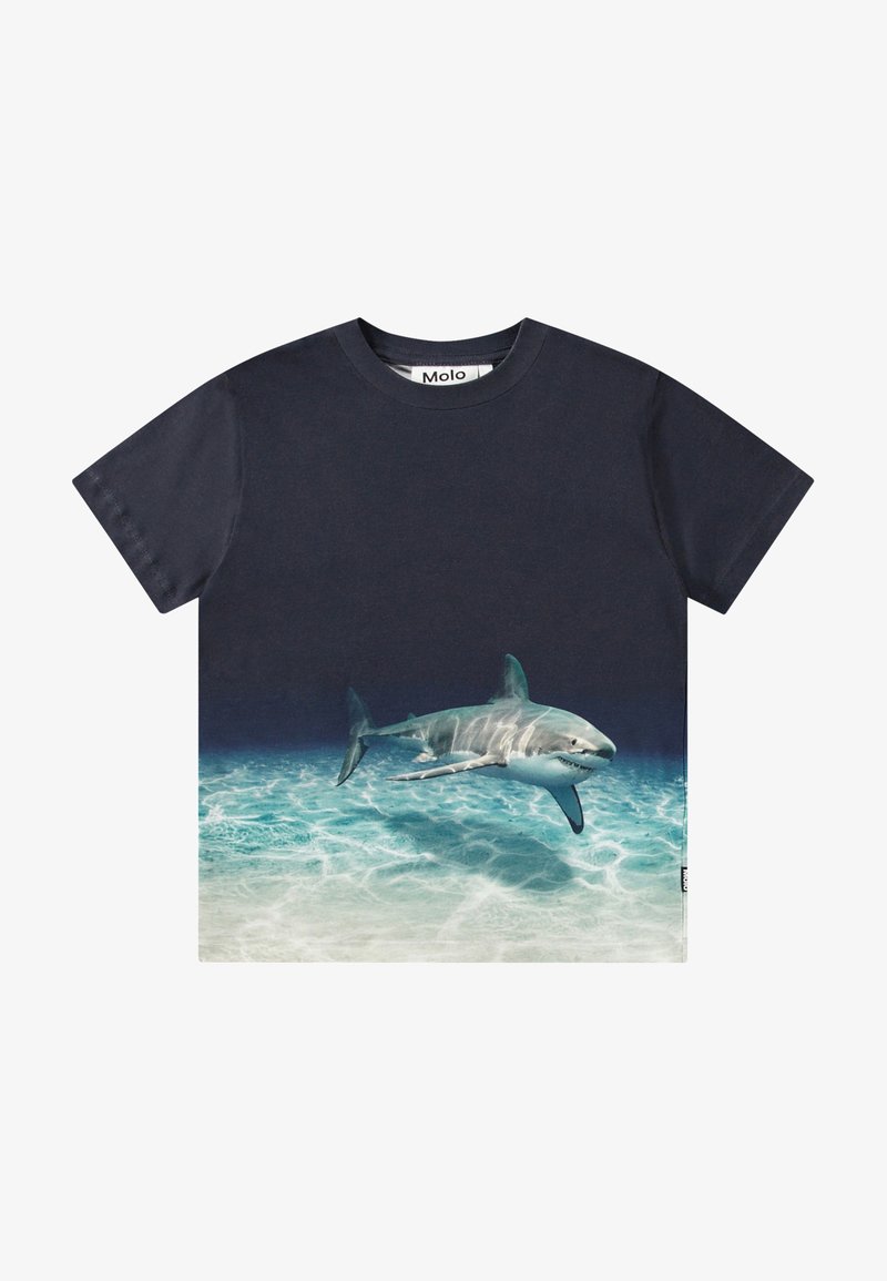 T-shirt azul-marinho com um gráfico de um tubarão a nadar em água turquesa, confeccionado em algodão macio, com mangas curtas e decote redondo.