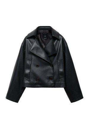Veste en simili cuir noir coupée, avec un design croisé, des revers larges et trois boutons à l'avant. Texture lisse et deux poches angulaires.