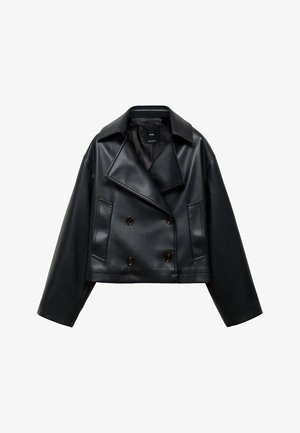 Leikkattu musta tekonahkajakku kaksoisnappisuunnittelulla, leveillä liepeillä ja kolmella etunapilla. Tasainen pinta ja kaksi kulmaista taskua.