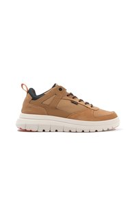 Beżowe sneakersy z tekstylnej i skórzanej cholewki, grubą białą podeszwą, czarnymi akcentami oraz pętlą na pięcie. Idealne do codziennego noszenia.