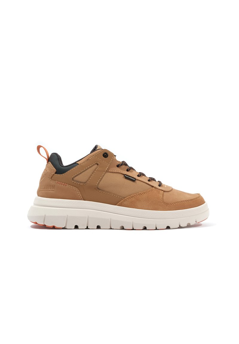 Beżowe sneakersy z tekstylnej i skórzanej cholewki, grubą białą podeszwą, czarnymi akcentami oraz pętlą na pięcie. Idealne do codziennego noszenia.