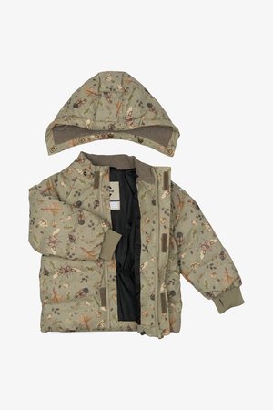 Padded jakna v olivno zeleni barvi z vzorci, navdihnjenimi z naravo. Ima odstranljivo kapuco, zadrgo in elastične manšete. Vključuje črno podlogo.
