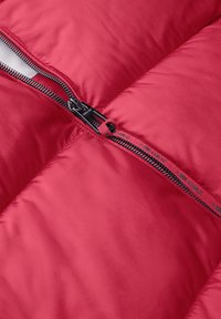Sekce červené péřové bundy se zipem. Hladká textilie, polstrovaný design a kontrastní černý zip s růžovým táhlem.