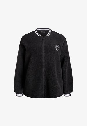 Sort fleecejakke med fuld lynlås foran, stribet ribkrave og manchetter samt lille hvid broderet logo på brystet.