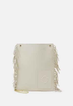 Weiße Lederhandtasche mit Fransen, die eine Fronttasche mit geprägtem Design und einem goldenen Kettenriemen zum Tragen aufweist. Einfache, rechteckige Form.