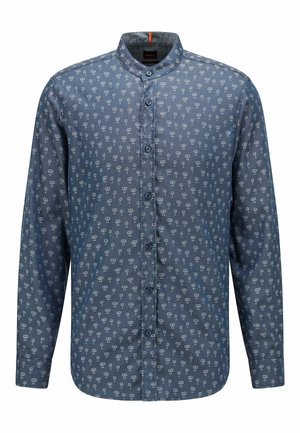 Chemise bleue à manches longues avec un petit motif de palmiers blancs et un col montant avec sept boutons sur le devant.