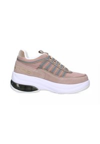 Scarpe sportive rosa chiaro realizzate in mesh e suede, con una suola bianca spessa dotata di un cuscinetto d'aria nero trasparente e strisce grigie.