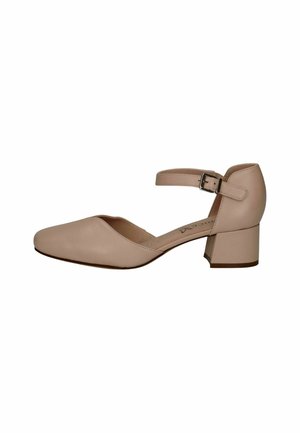 Beige leren lage hak schoen met gesloten ronde neus en verstelbare enkelband met gesp, zijaanzicht op witte achtergrond.