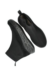 Zwarte waterschoenen met een flexibele rubberen zool, een gladde textielen bovenkant en een ritssluiting. Voorzien van een lus aan de hiel voor eenvoudig aan- en uittrekken.