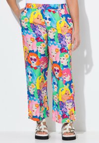 Barevné široké kalhoty s hravým potiskem ženských tváří s různými účesy. Vyrobené z lehké látky s elastickým páskem.