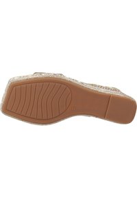 Flacher Schuhsohlen mit einer strukturierten braunen Gummiunterseite, umgeben von einem glänzenden, gewebten metallischen Stoffdetail an den Rändern.