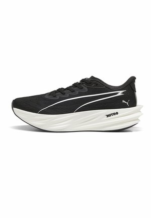 Czarno-biały but do biegania Puma z grubą teksturowaną białą podeszwą oznaczoną "Nitro" oraz białym logo Puma na boku i na pięcie.
