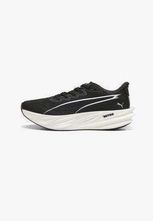 Puma, DEVIATE PURE NITRO WNS - Laufschuh Straße - black silver