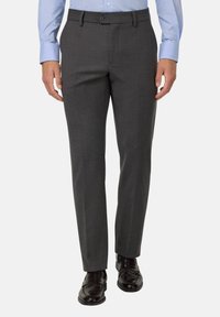 Pelēki piegriezti bikses ar gludu tekstūru, plakanu priekšpusi un vienu pogu aizdari. Saskaņots ar spīdīgiem melniem apaviem un gaiši zilu kreklu.