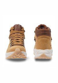 Scarpe da trekking alte in pelle marrone con dettagli neri, dettagli in tessuto e suole in gomma bianca caratterizzate da un motivo di battistrada texture.