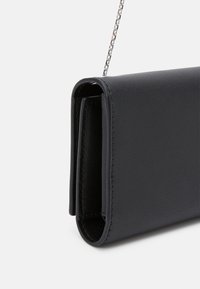 Zwarte leren portemonnee met een gladde textuur, compact rechthoekig ontwerp en een zilveren kettingriem om te dragen. Voorzien van meerdere kaartsleuven.