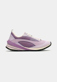 Zapatilla de correr morada con parte superior de malla, complementada con superposiciones sintéticas lisas. Presenta una suela texturizada y cordones blancos.