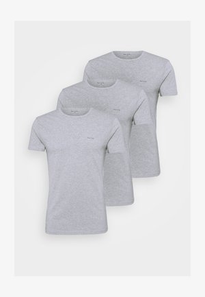Drei graue Baumwoll-T-Shirts mit kurzen Ärmeln und runden Ausschnitten, die ein kleines Logo auf der Brust und eine glatte, weiche Textur aufweisen.