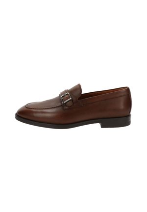 Mocassins en cuir marron avec détail de boucle en argent et semelle noire, présentés de profil sur un fond blanc.
