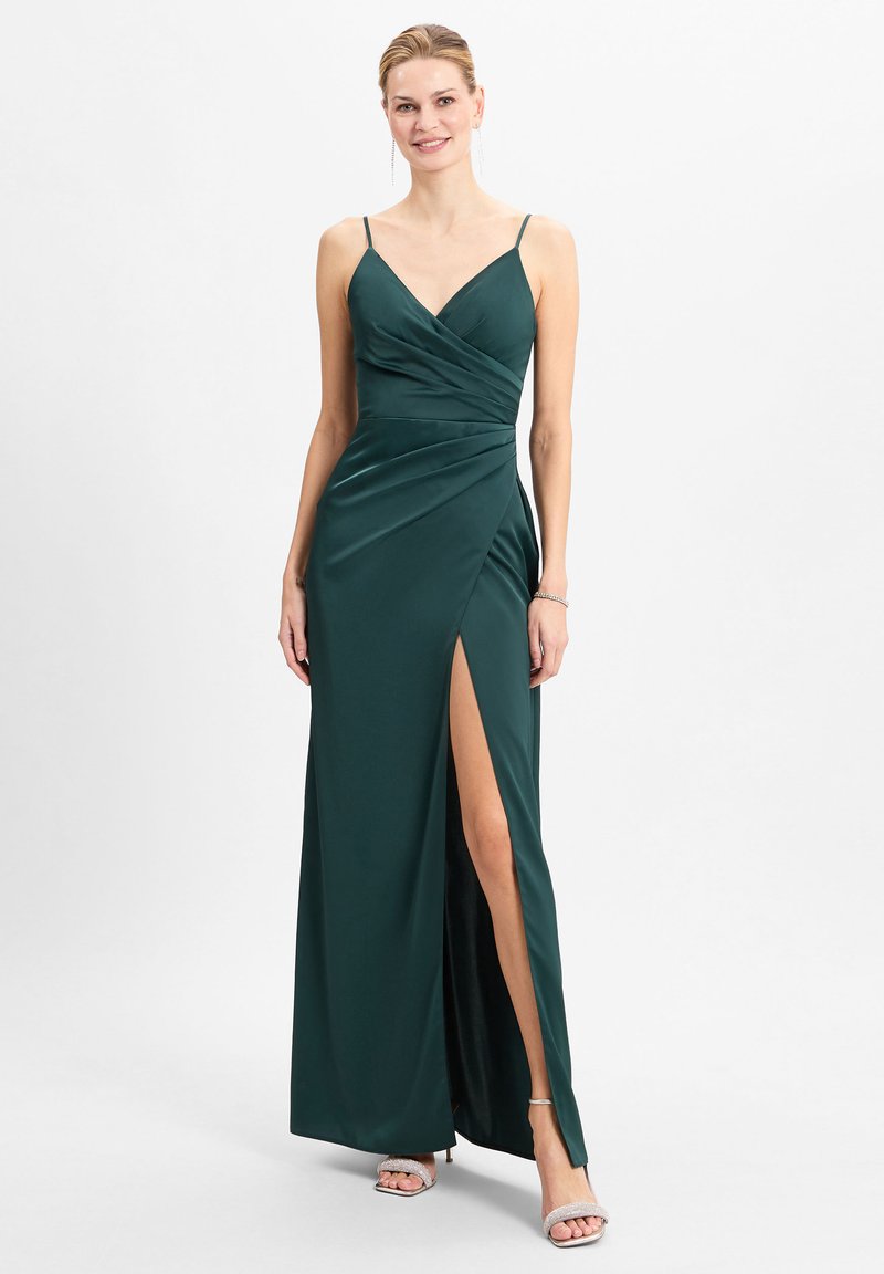 Satin-Abendkleid in tiefgrün mit V-Ausschnitt, Wickeldesign und hohem Schlitz. Dünne Träger und eine glatte Textur runden den Look ab.