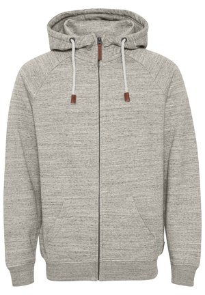 Graue Zip-Hoodie aus strukturiertem Stoff, mit enganliegenden Manschetten, verstellbaren Kordeln und zwei Fronttaschen. Braune Akzente an den Enden der Kordel.