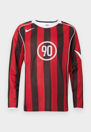 Μπλούζα ποδοσφαίρου με μακριά μανίκια, με εναλλασσόμενες κόκκινες και μαύρες κάθετες ρίγες, λευκές λεπτομέρειες, στρογγυλό λογότυπο με το "90" και κλασικό σχεδιασμό λαιμού.