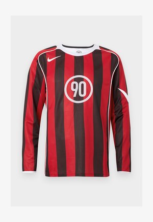 Garās piedurknes futbola krekls ar maiņojošām sarkanām un melnām vertikālām svītrām, baltām akcentiem, apaļu logo ar „90” un klasisku apaļo kaklu dizainu.