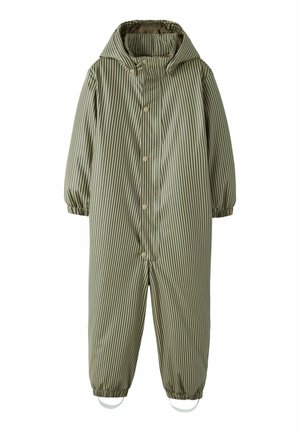 Combinaison de pluie intégrale pour enfants en vert olive avec fines rayures verticales, une capuche, des boutons-pressions à l'avant, des poignets élastiques et des lanières aux pieds.