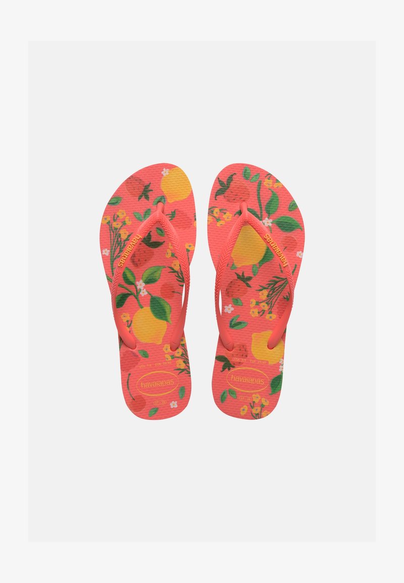 Chanclas de color coral brillante con patrón de hojas verdes, limones amarillos y pequeñas flores, con tiras texturizadas y el logo de la marca en la plantilla y las tiras.