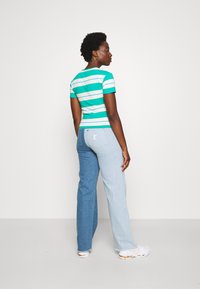 Karl Kani SMALL SIGNATURE STRIPE TEE - T-shirts med print - dark mint
