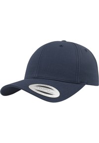 Căciulă de baseball de culoare bleumarin, realizată din țesătură. Dispune de o vizieră curbată, design cu șase panouri și curea ajustabilă. Include un etichetă albă pe față.