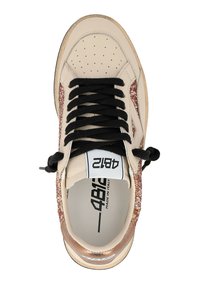 Sneaker in pelle beige con lacci neri, dettagli in glitter oro e rosa, punta perforata e logo bianco sulla soletta, made in Italy.