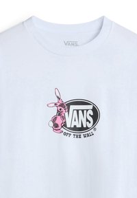 Camiseta de algodón blanca con un diseño de conejito de dibujos animados en rosa junto al logo negro "VANS OFF THE WALL". Cuello redondo clásico.