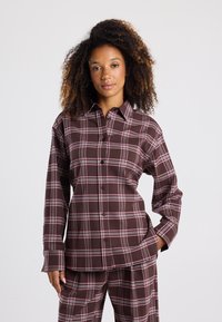 Karierte Button-up-Hemd in Dunkelbraun mit hellrosa und weißen Karomustern, langen Ärmeln und lockerer Passform.