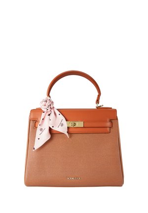 Sac à main structuré en matériau orange texturé. Il dispose d'une poignée en marron, de quincaillerie dorée et d'un foulard rose clair avec un motif de cœur attaché sur le côté.