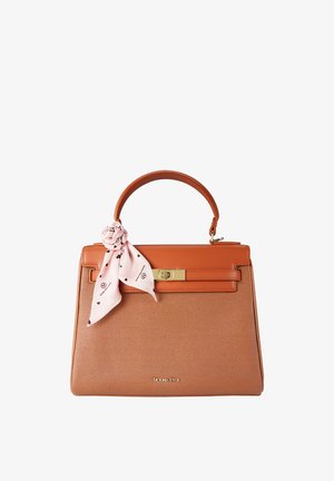 Sac à main structuré en matériau orange texturé. Il dispose d'une poignée en marron, de quincaillerie dorée et d'un foulard rose clair avec un motif de cœur attaché sur le côté.