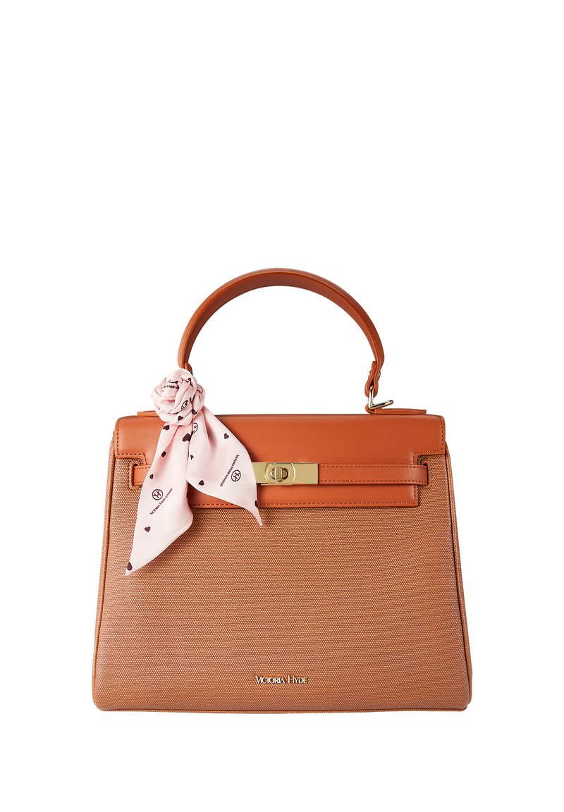 Sac à main structuré en matériau orange texturé. Il dispose d'une poignée en marron, de quincaillerie dorée et d'un foulard rose clair avec un motif de cœur attaché sur le côté.